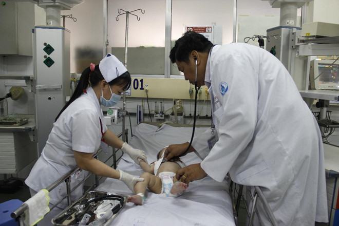 Bác sĩ thăm khám cho bệnh nhi bị sốt co giật tại Bệnh viện Nhi đồng 1