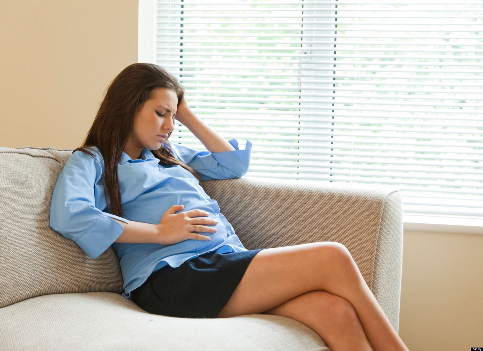 Bà bầu bị tức bụng trên là dấu hiệu gì, có nguy hiểm hay không? 40 bà bầu bị trĩ