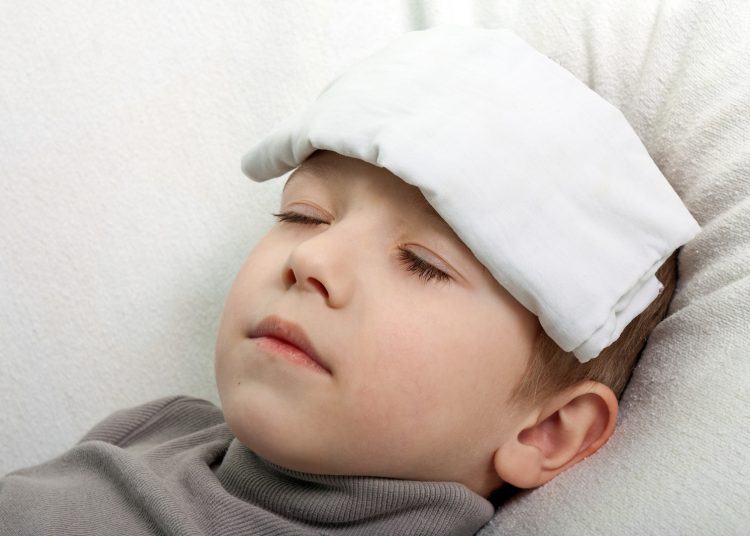 Giúp mẹ giải tỏa băn khoăn bé bị sốt phải làm sao 9