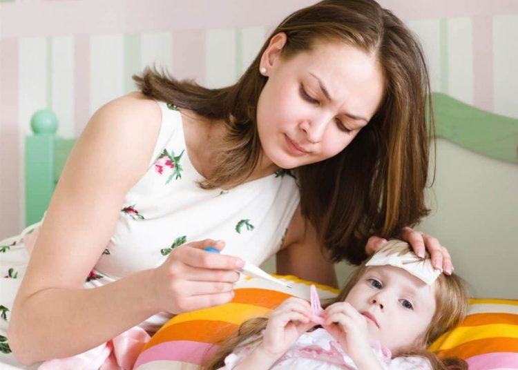 Giúp mẹ giải tỏa băn khoăn bé bị sốt phải làm sao 7