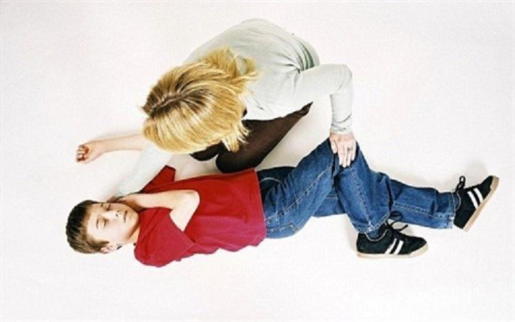 Trẻ lên cơn co giật, phải xử lý thế nào để không gây hại? 33 trẻ lên cơn co giật