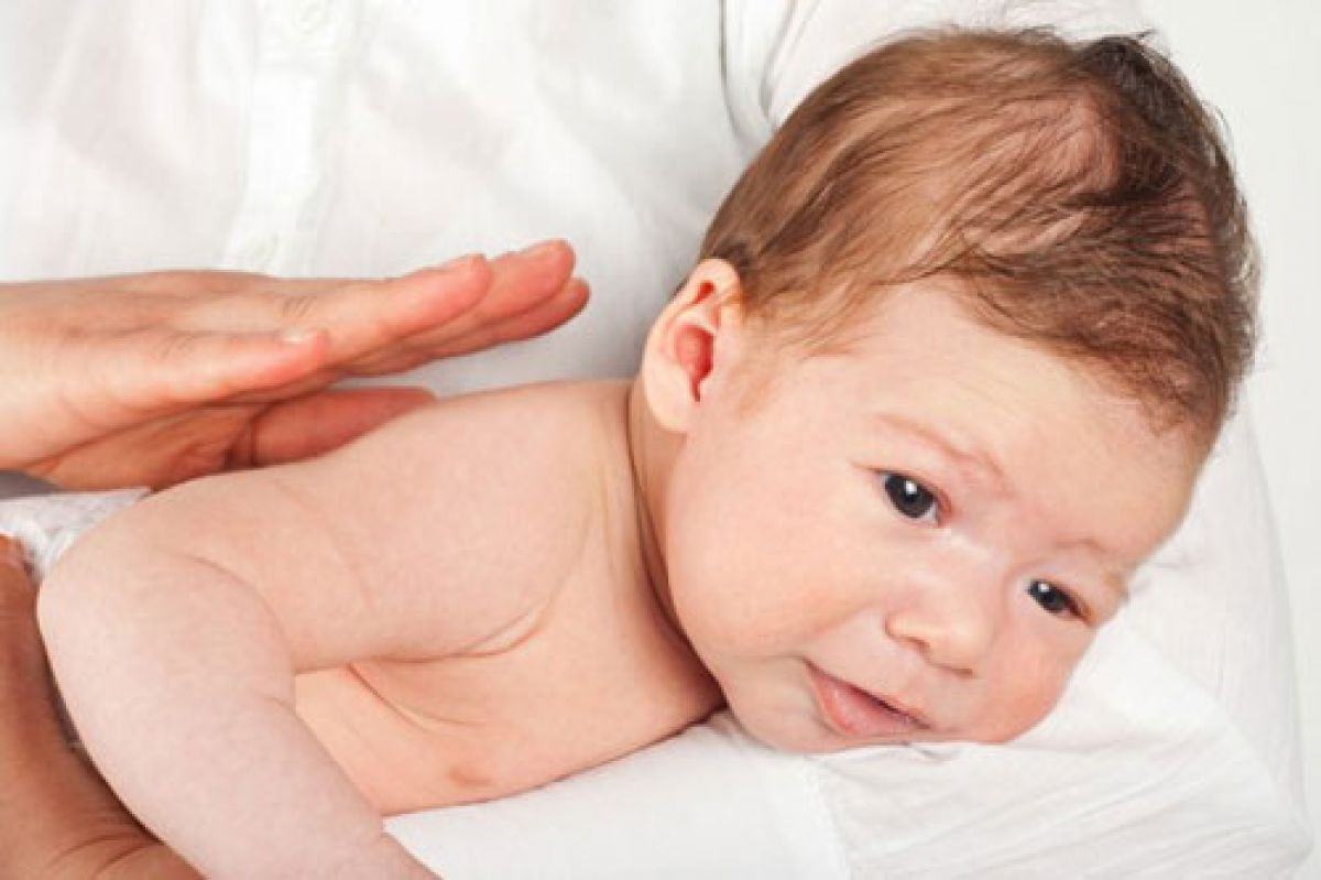 Cách xử lý khi bé bị nấc cụt Cách xử lý khi bé bị nấc cụt