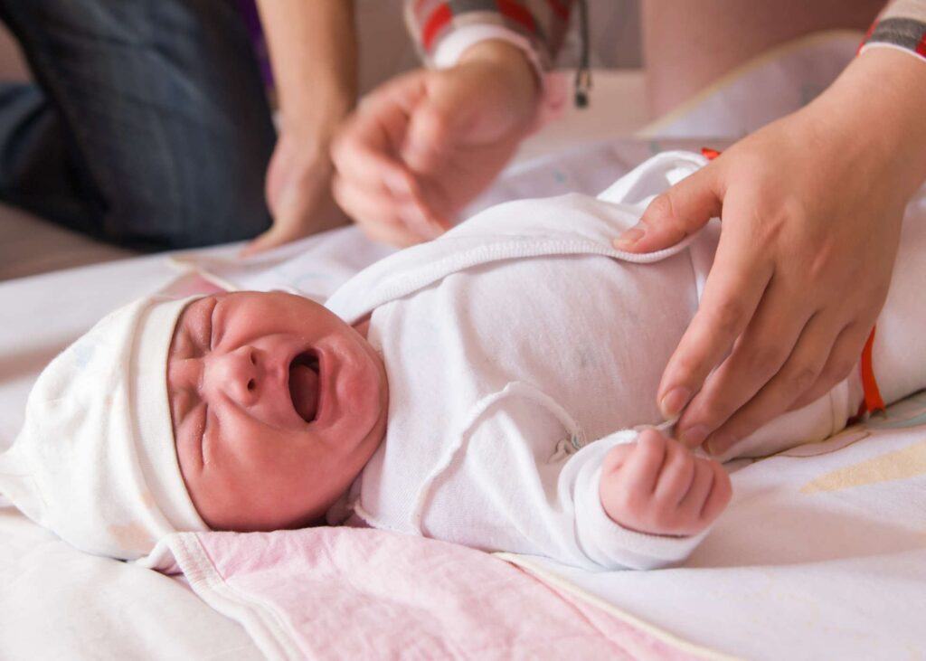 trẻ sơ sinh ngủ hay giật mình