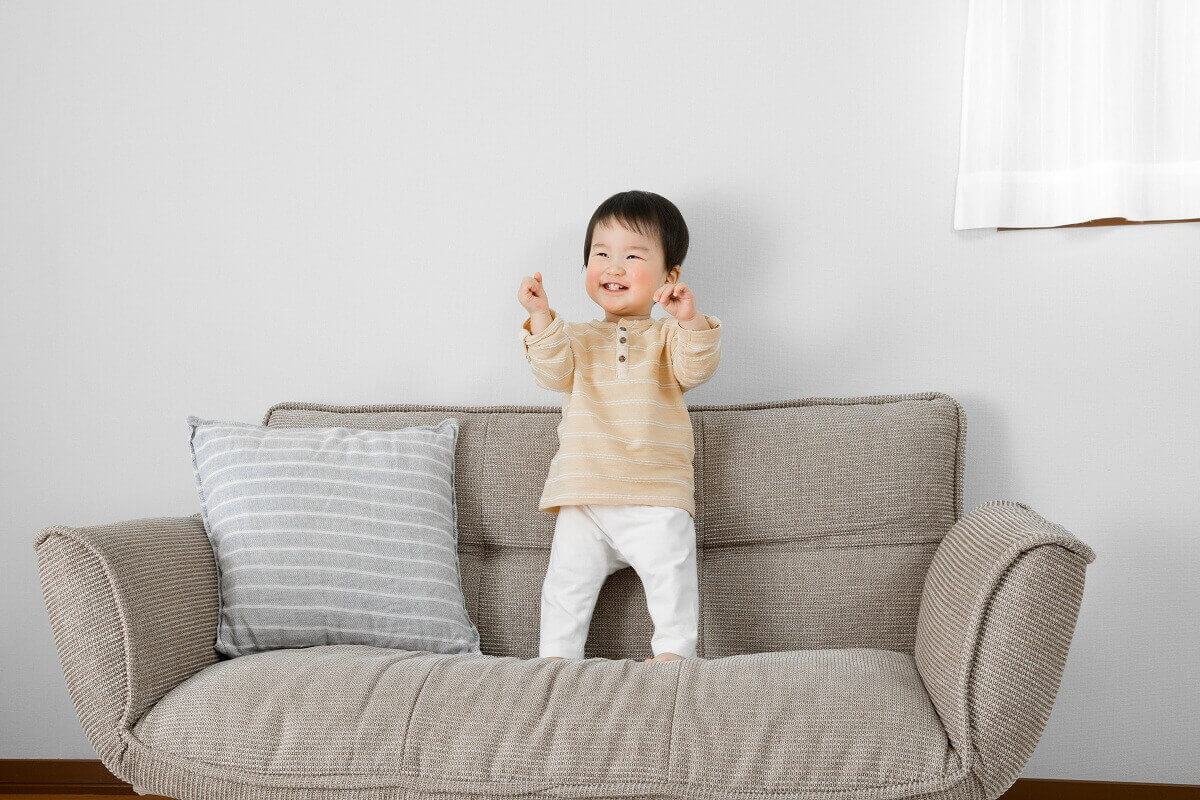 bé tập đi