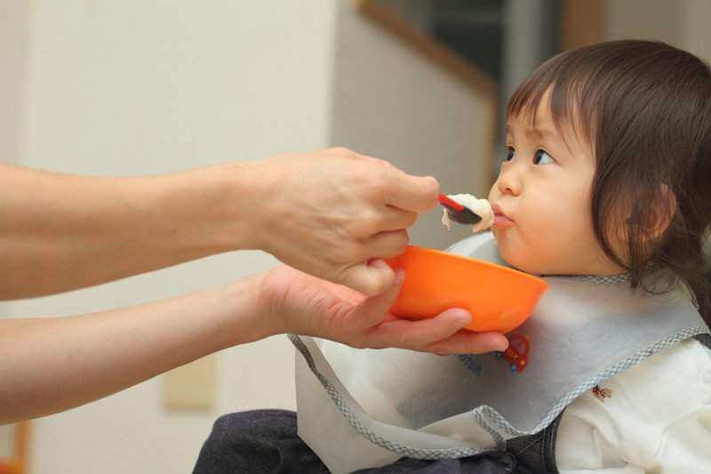 Chẳng lo con khóc, nếu mẹ cho bé ăn dặm theo cách này! 36 Chẳng lo con khóc, nếu mẹ cho bé ăn theo cách này!