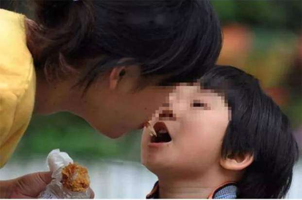 mớm thức ăn cho trẻ