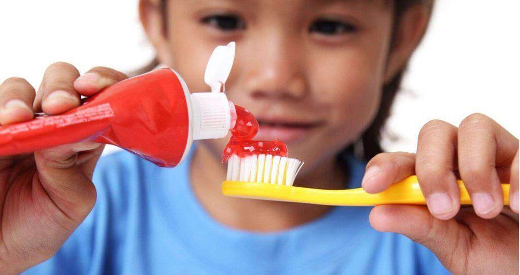 Mách mẹ đoán tính cách của trẻ thông qua cách con lấy kem đánh răng 3