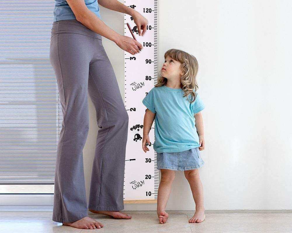 Chiều cao cân nặng chuẩn của bé gái thế nào là bình thường? 40 Đo chiều cao cho trẻ phải đúng cách để đối chiếu với chiều cao chuẩn của bé gái