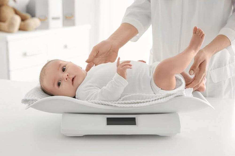 đo cân nặng của bé gái