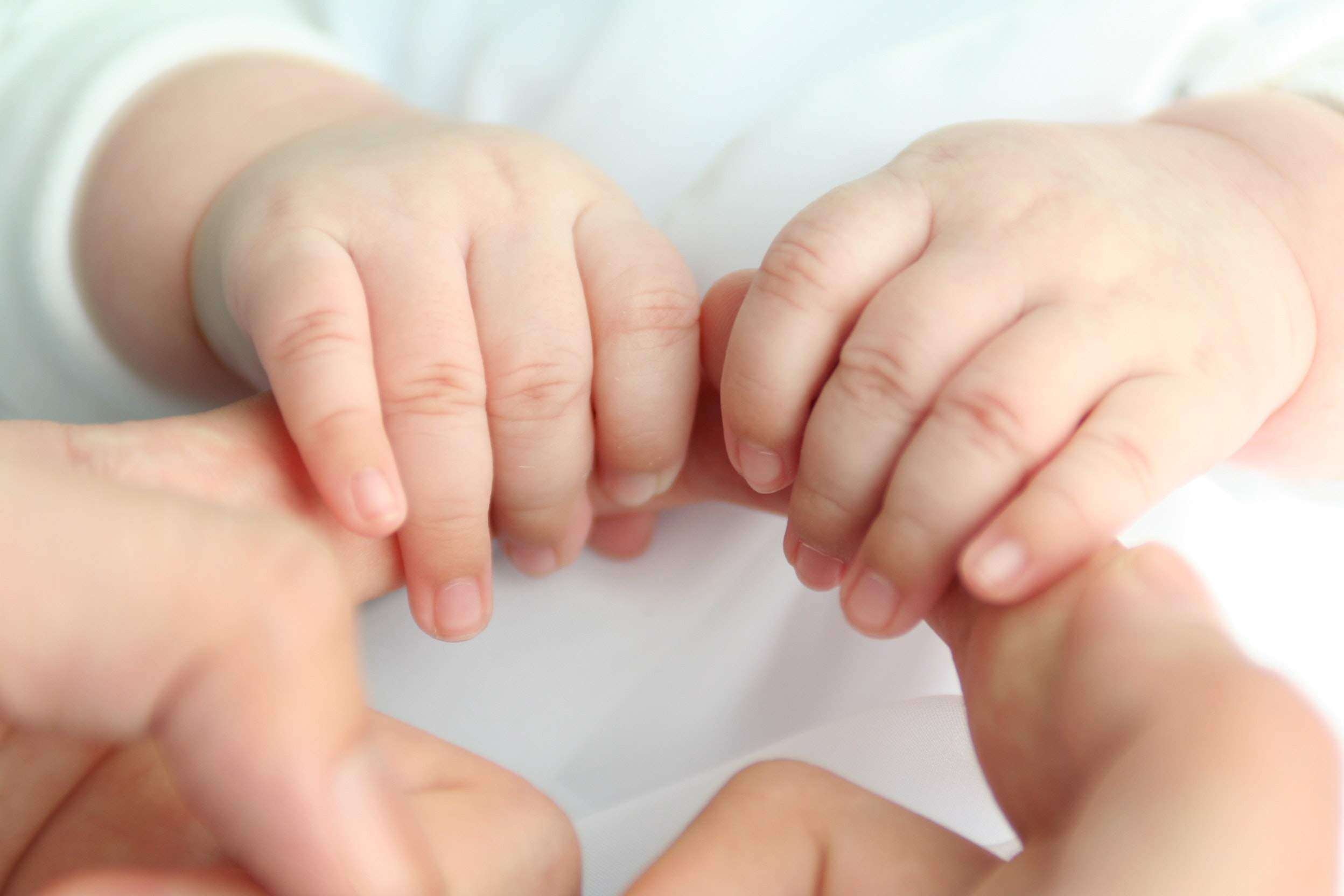 Cho trẻ tiếp xúc với em bé nhỏ khác