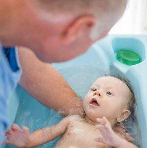 Mách bố 5 cách gần gũi với bé để mẹ vui, con khỏe nhé! 40 Tham gia chăm sóc bé