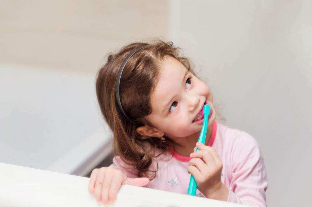 Dạy trẻ kỹ năng sống với những cách này để con có thể tự lập từ nhỏ 37 dạy trẻ cách đánh răng
