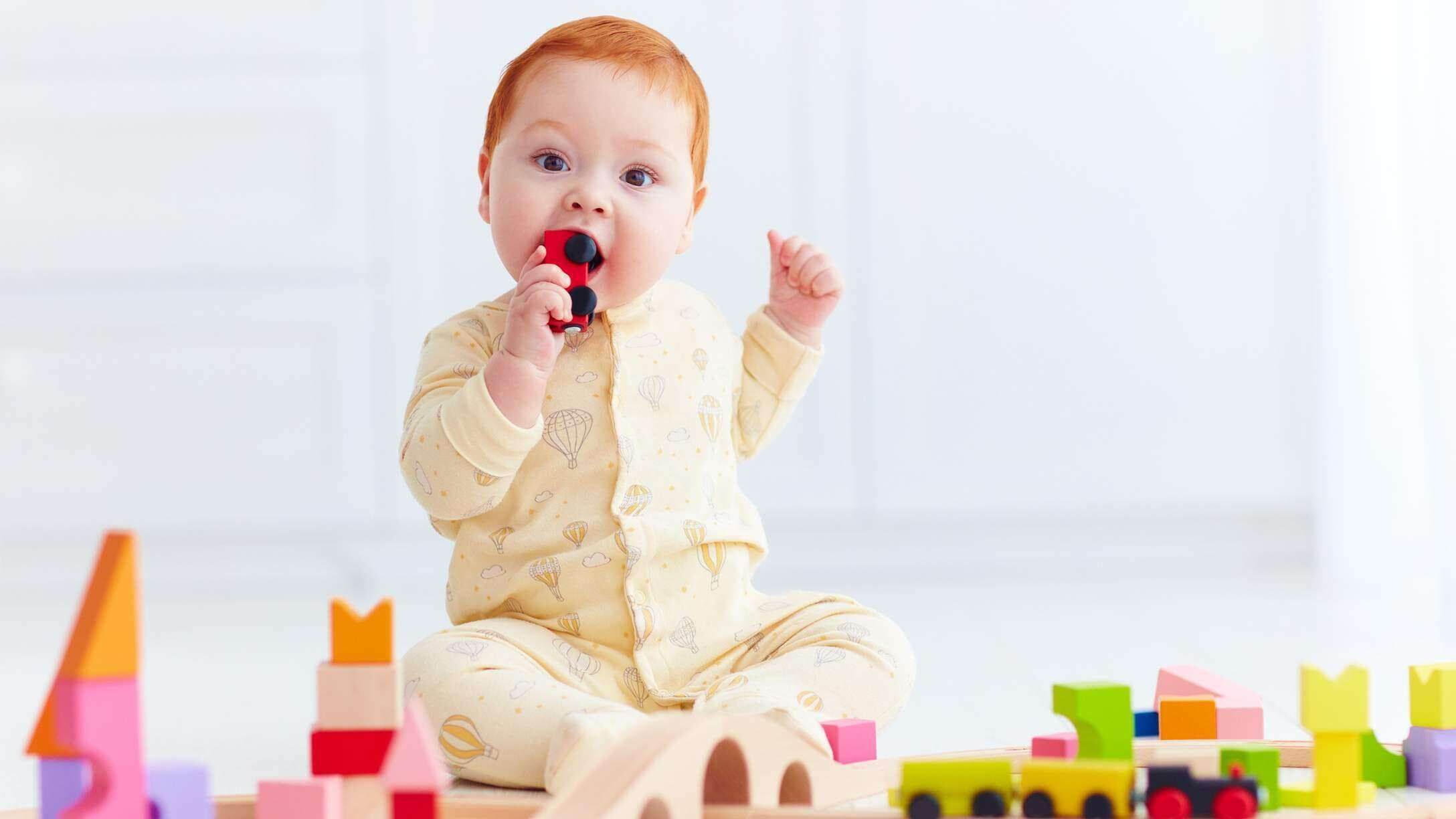 Mẹo vặt sức khỏe: Để bé hóc nghẹn, ngạt thở không còn là nỗi lo của mẹ 37 Không cho trẻ ngậm đồ vật nhỏ