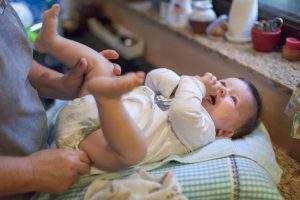 thay tả cho bé khi ngủ
