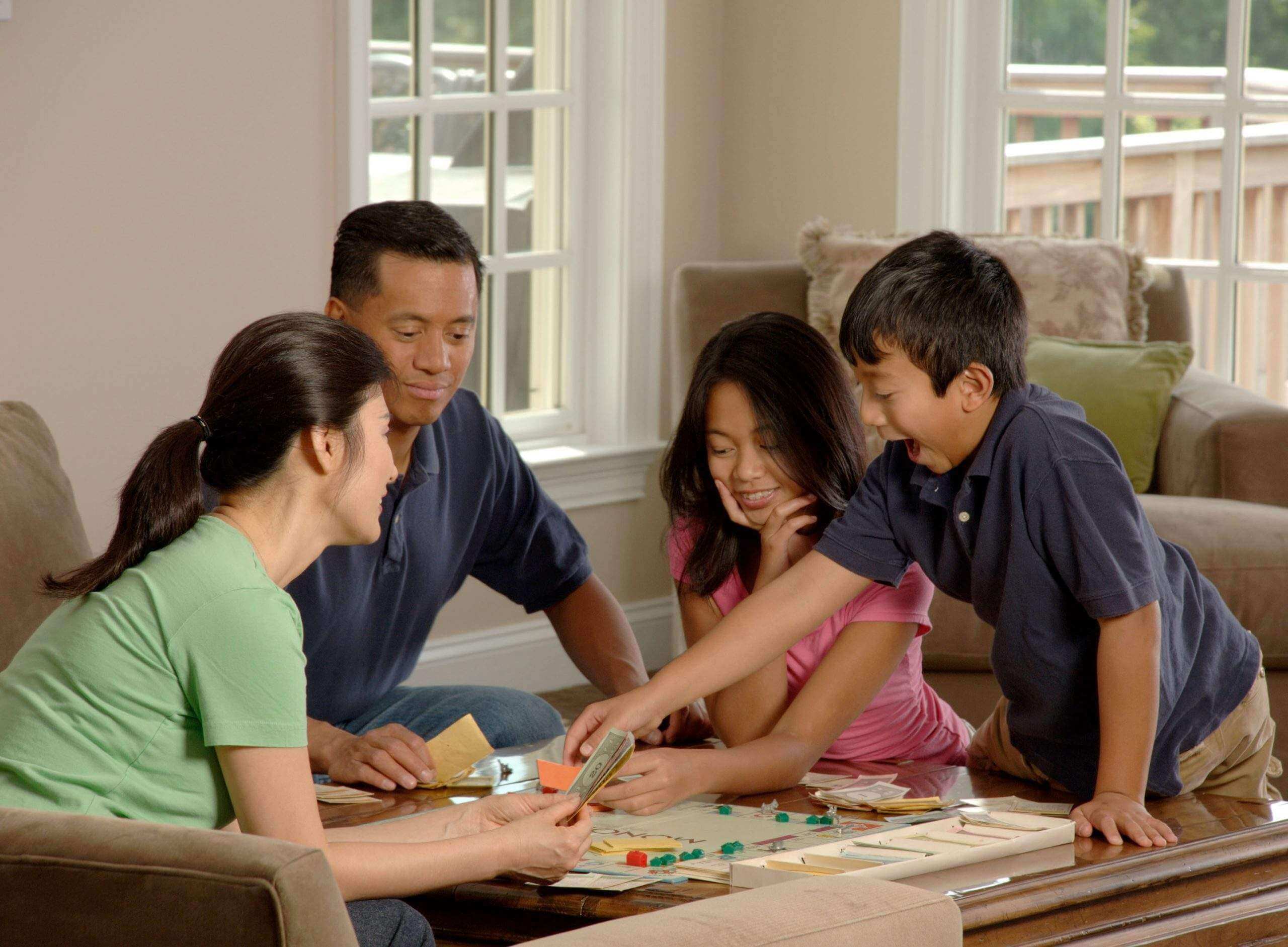 Nuôi dạy con đúng cách thời 4.0, bố mẹ "hiện đại" phải làm gì? 39 Hướng trẻ cùng chơi với gia đình