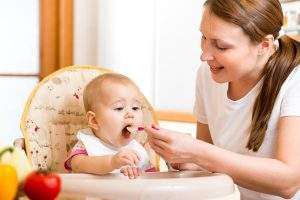 Trẻ kén ăn, mẹ hiện đại hãy dùng 8 mẹo hay này nhé! 45 kiên nhẫn tập ăn