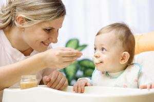 Trẻ kén ăn, mẹ hiện đại hãy dùng 8 mẹo hay này nhé! 43 giúp trẻ tập trung việc ăn