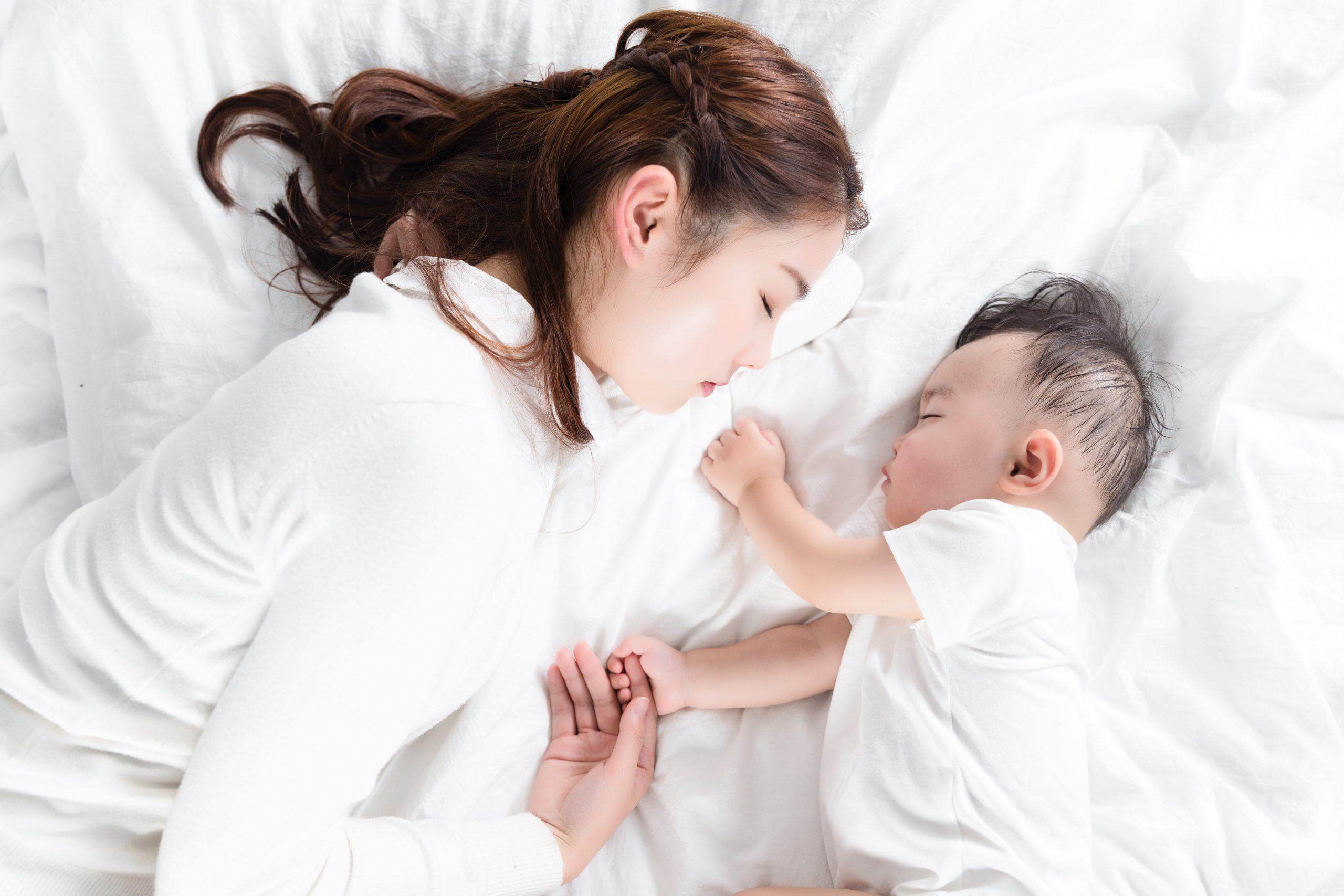 Tặng bạn bí quyết ngủ ngon hơn khi bạn thường xuyên mất ngủ 38 mẹ và con đang ngủ say