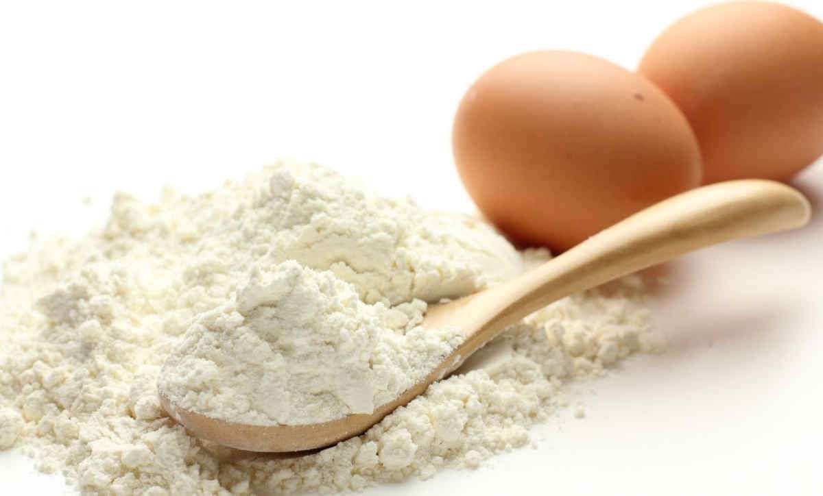 Cách làm bánh kem sinh nhật siêu đơn giản: trộn đều trứng gà và bột mì với nhau