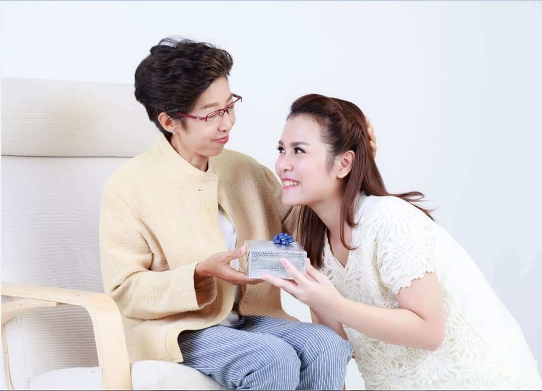 Hãy hỏi trước chồng mình về sở thích của mẹ chồng