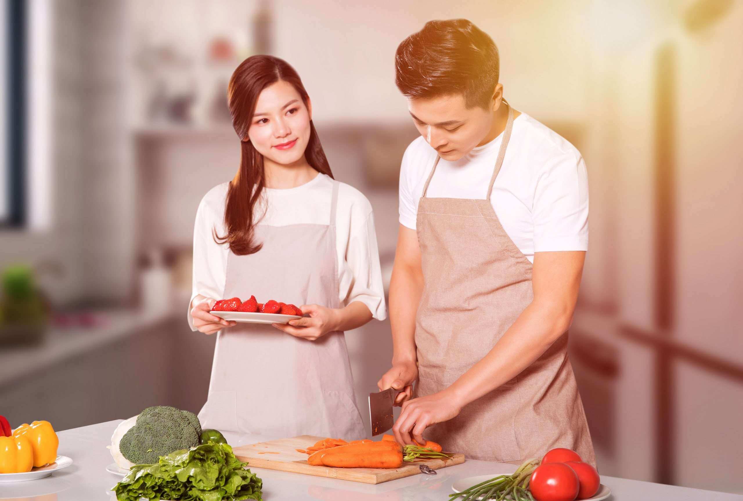 vợ chồng nấu ăn