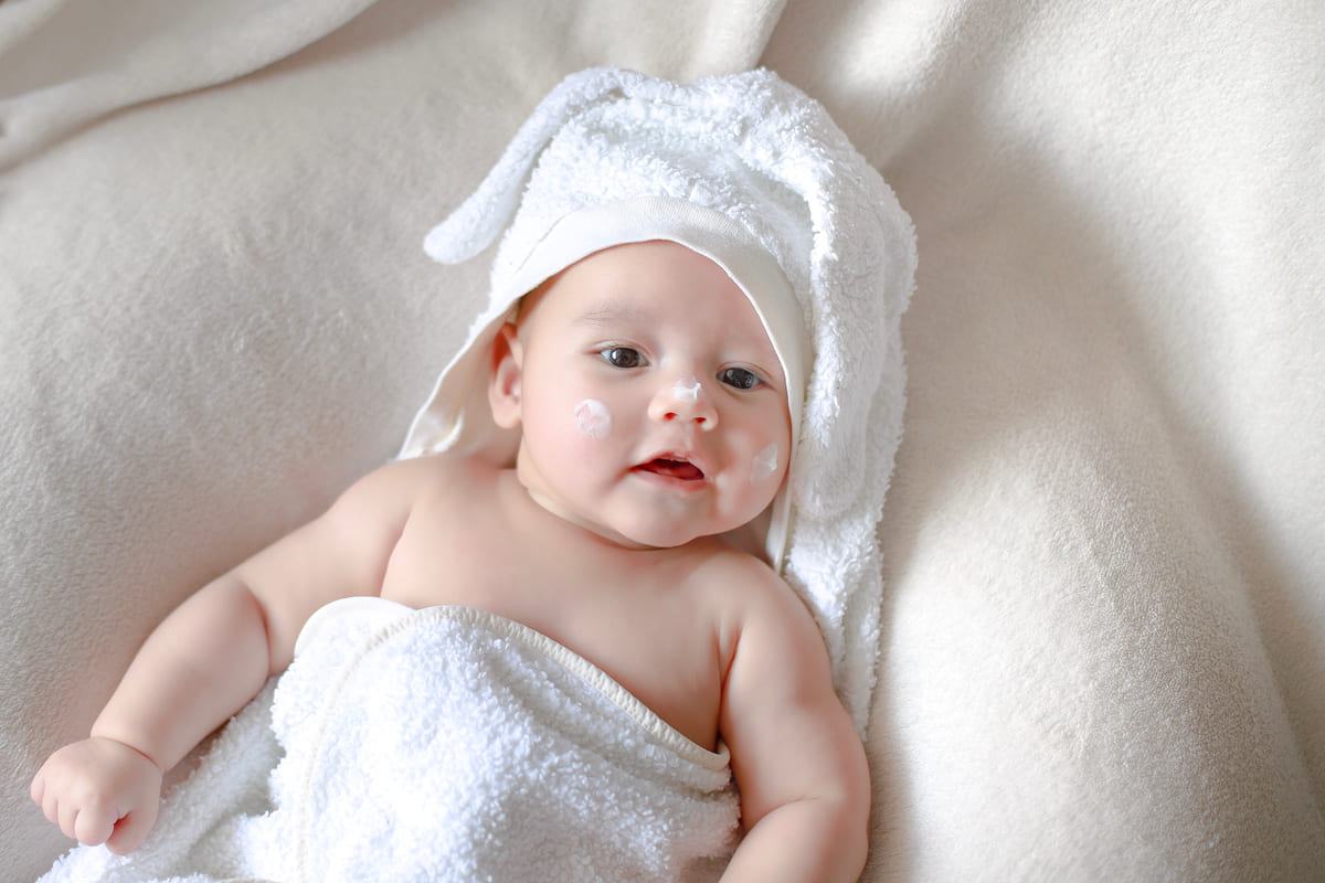 chọn khăn tắm phù hợp cho bé lưu ý khi chọn khăn tắm cho bé