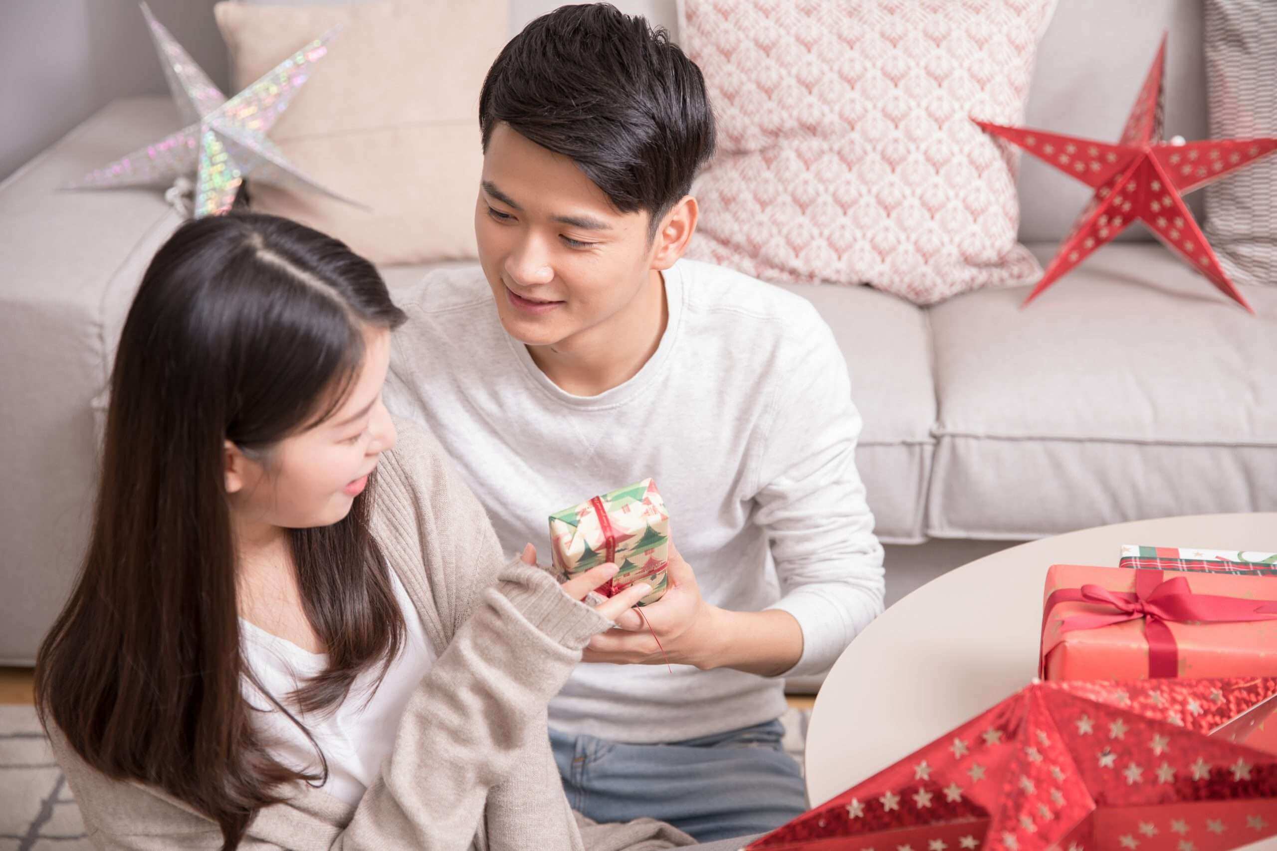 tặng quà cho nhau nhân dịp lễ