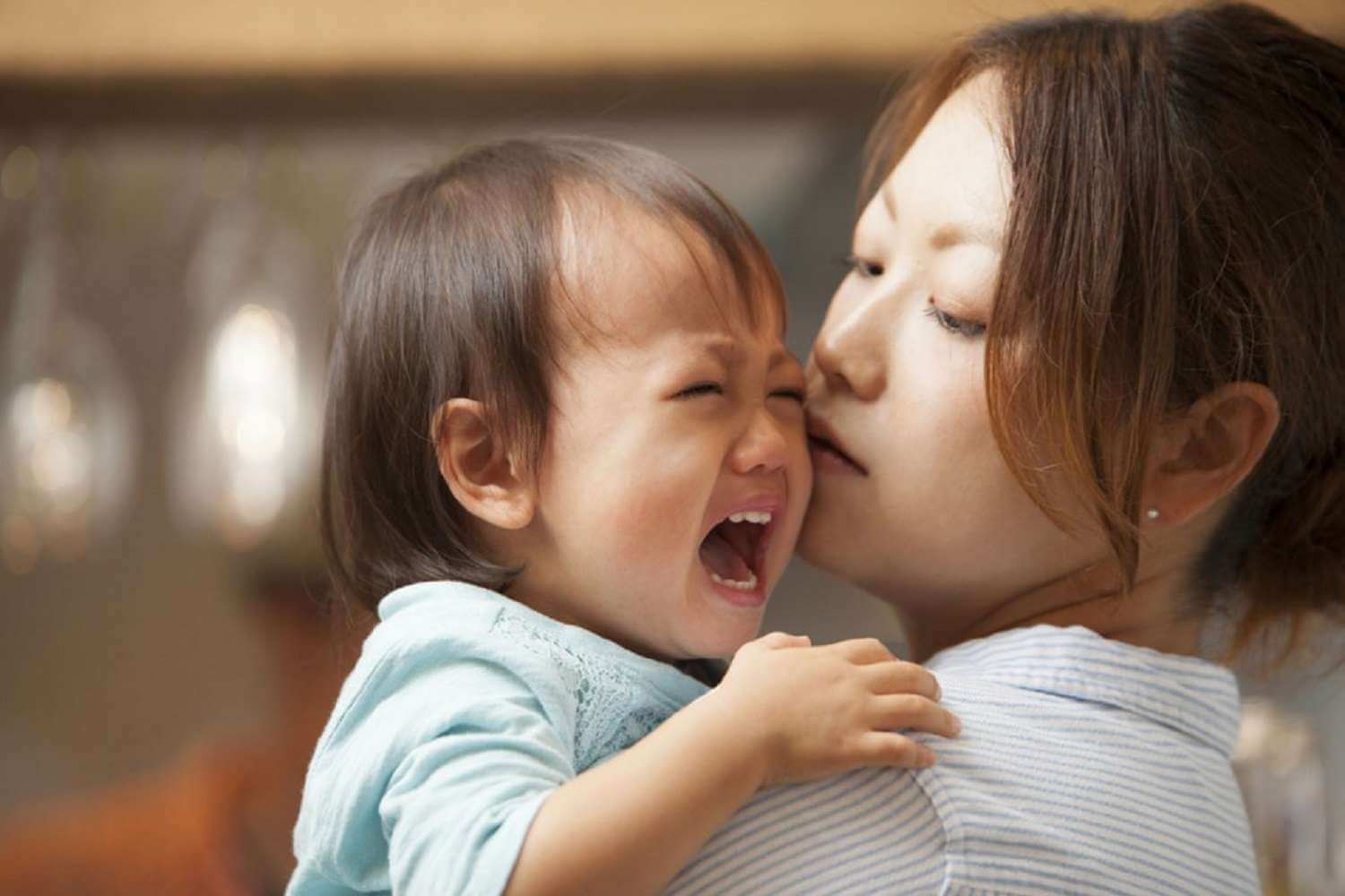 trẻ 2 tuổi thường cáu gắt, dễ khóc
