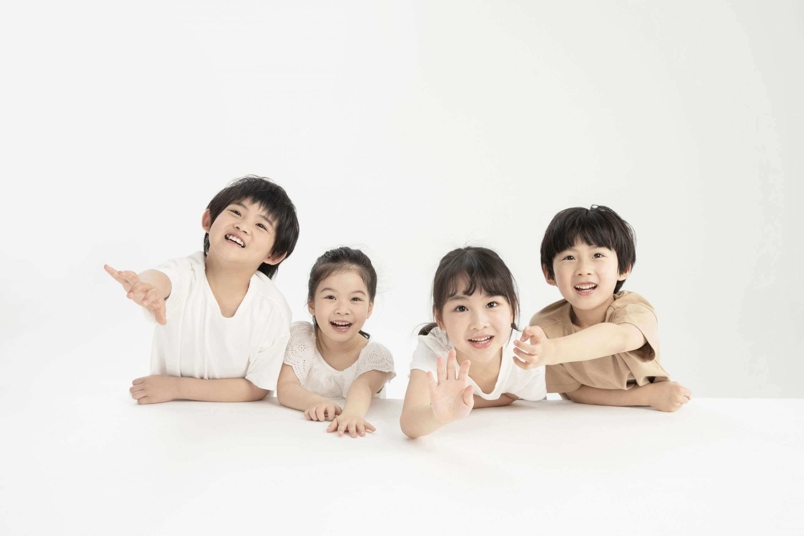 trẻ em lên 2 tuổi bắt đầu quan tâm đến mọi người xung quanh