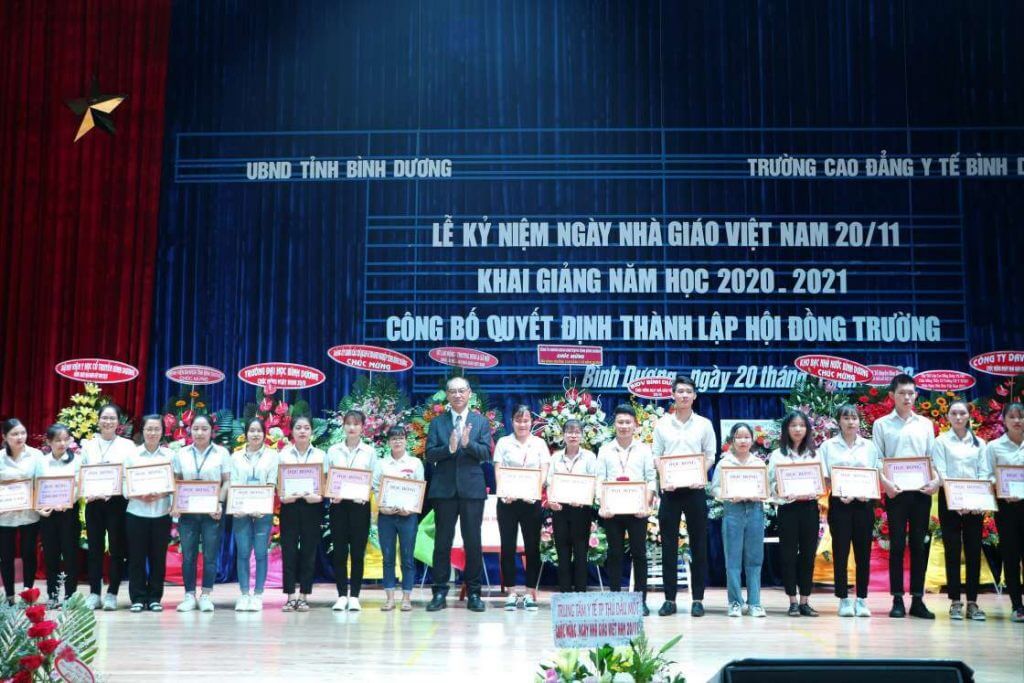 Trao học bổng và mổ mắt miễn phí