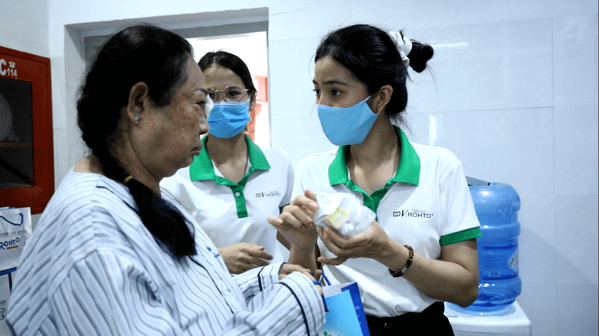 Trao học bổng và mổ mắt miễn phí – hoạt động mang giá trị thiết thực từ Rohto-Mentholatum Việt Nam 38 Trao học bổng và mổ mắt miễn phí – hoạt động mang giá trị thiết thực từ Rohto-Mentholatum Việt Nam 9
