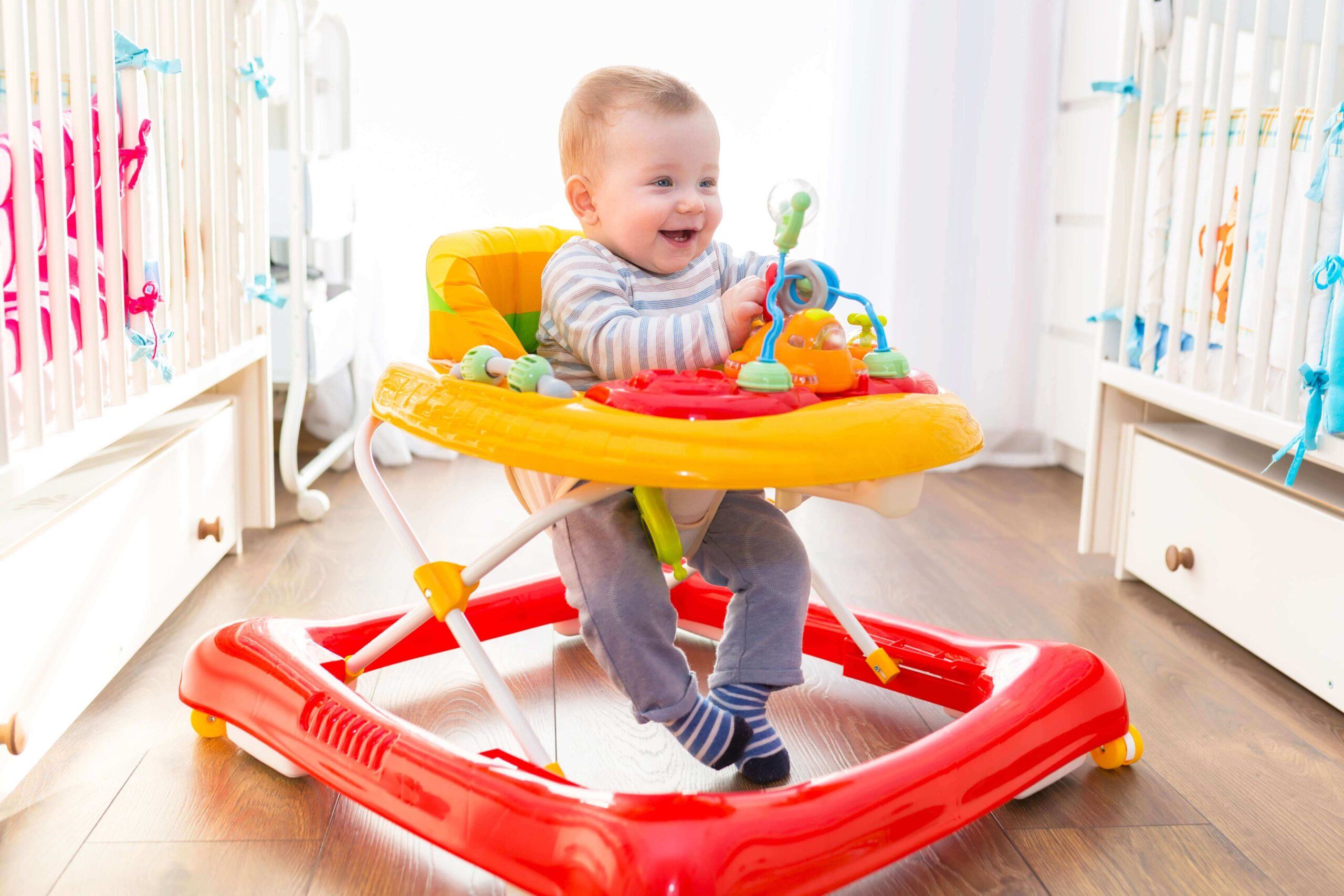 Xe tập đi cho bé: Nguy cơ bị gù lưng và cong chân khi sử dụng xe tròn 34 xe tập đi cho bé