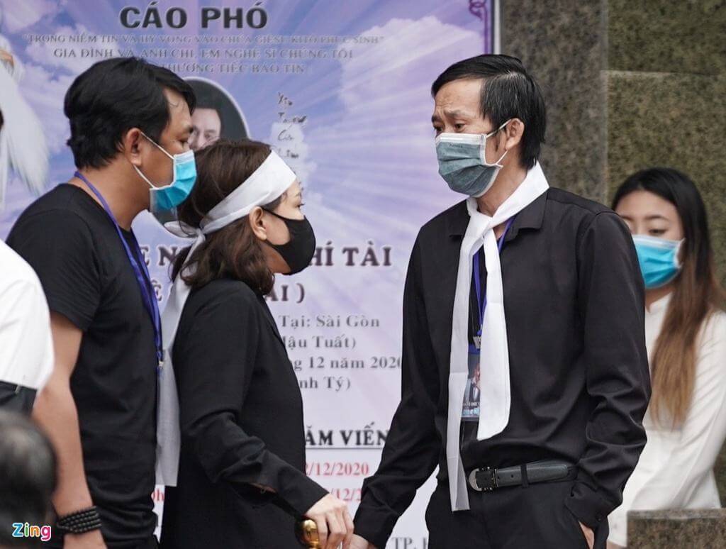 Linh cữu nghệ sĩ Chí Tài đã được đưa ra sân bay về Mỹ 49 Linh cữu nghệ sĩ Chí Tài đã được đưa ra sân bay về Mỹ 21