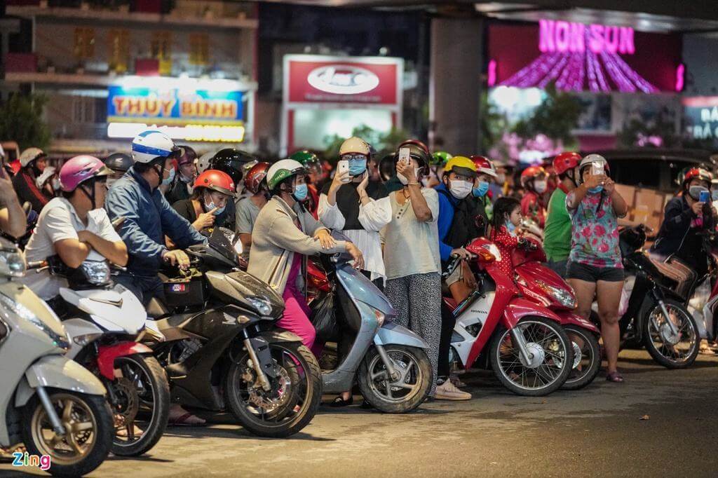 Linh cữu nghệ sĩ Chí Tài đã được đưa ra sân bay về Mỹ 60 Linh cữu nghệ sĩ Chí Tài đã được đưa ra sân bay về Mỹ 32