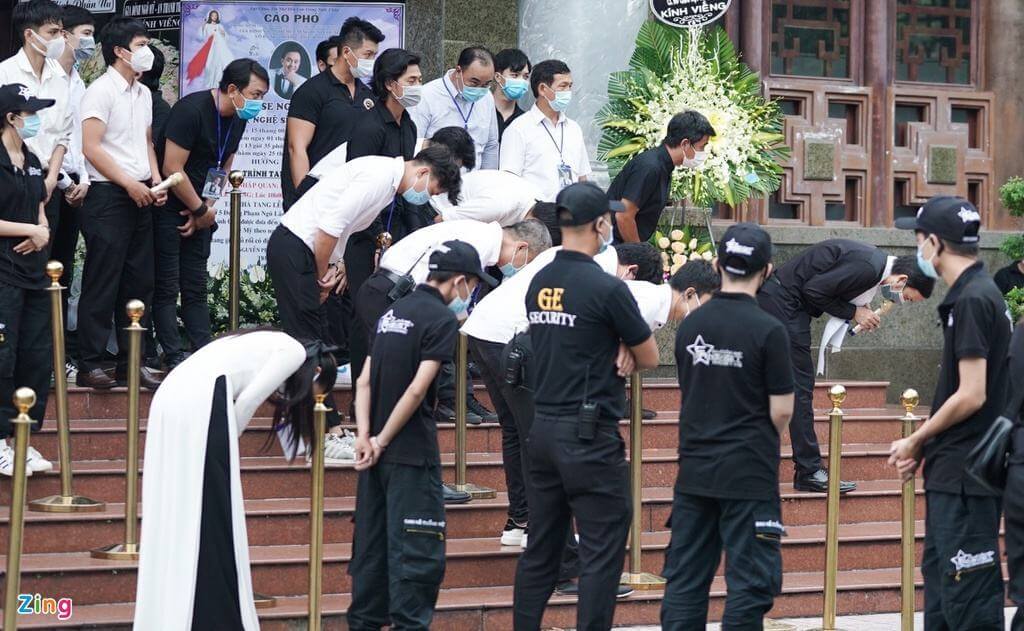 Linh cữu nghệ sĩ Chí Tài đã được đưa ra sân bay về Mỹ 54 Linh cữu nghệ sĩ Chí Tài đã được đưa ra sân bay về Mỹ 26