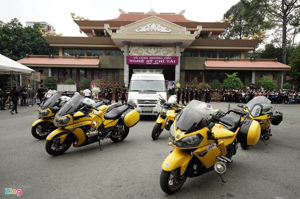 Linh cữu nghệ sĩ Chí Tài đã được đưa ra sân bay về Mỹ 55 Linh cữu nghệ sĩ Chí Tài đã được đưa ra sân bay về Mỹ 27