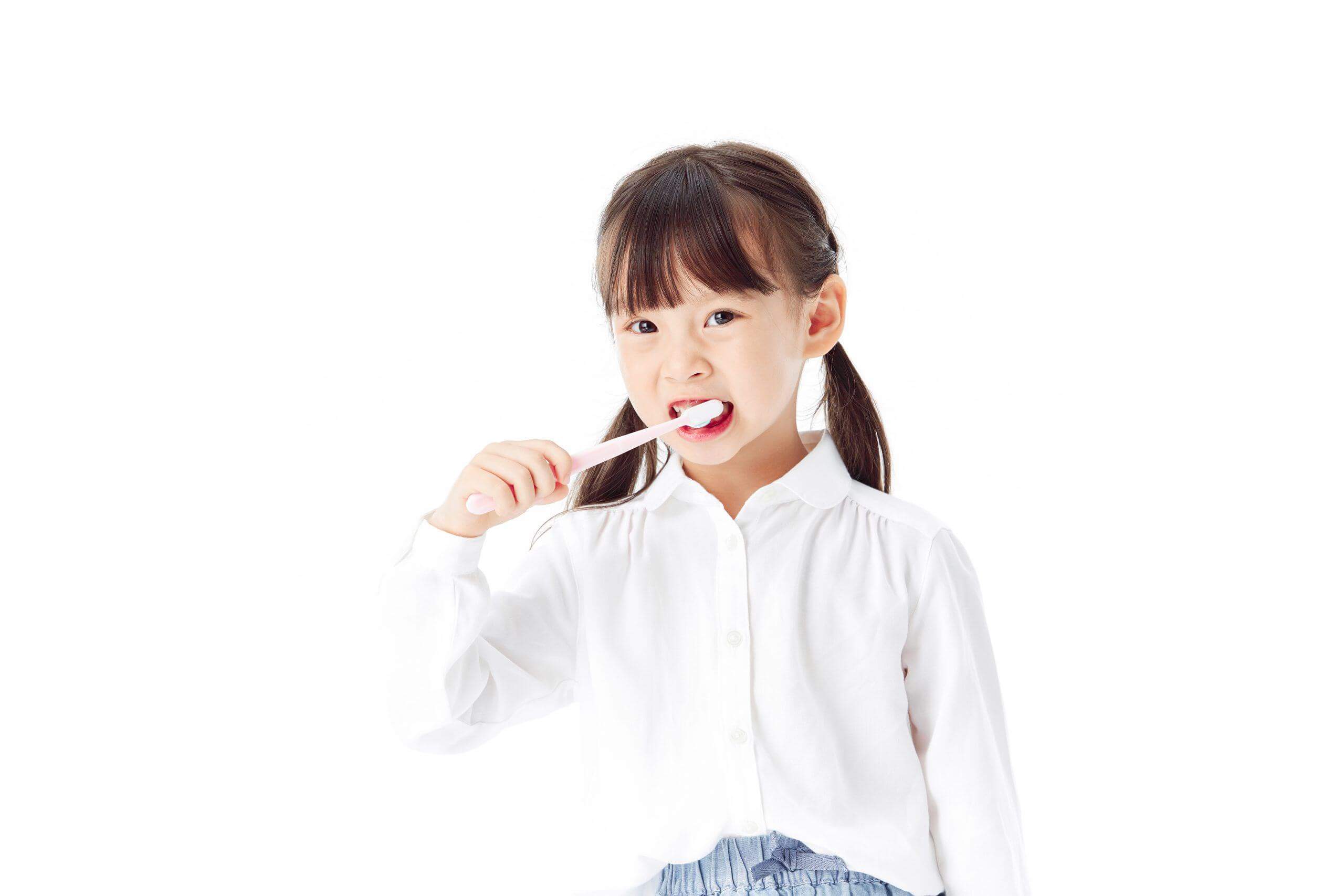 7 sai lầm khi chăm sóc răng miệng cho con mà bố mẹ nào cũng mắc phải 36 bé gái đánh răng