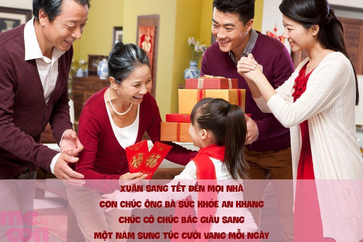bé nhận lì xì chúc năm mới