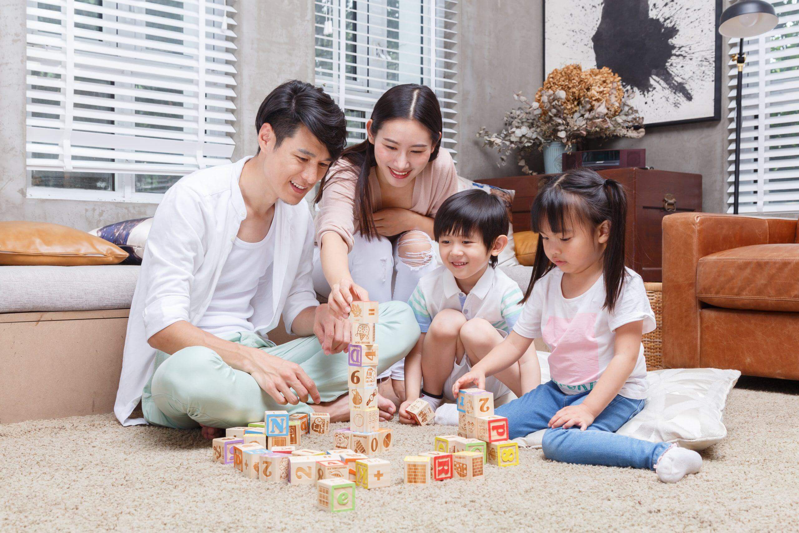 bố mẹ chơi cùng với bé