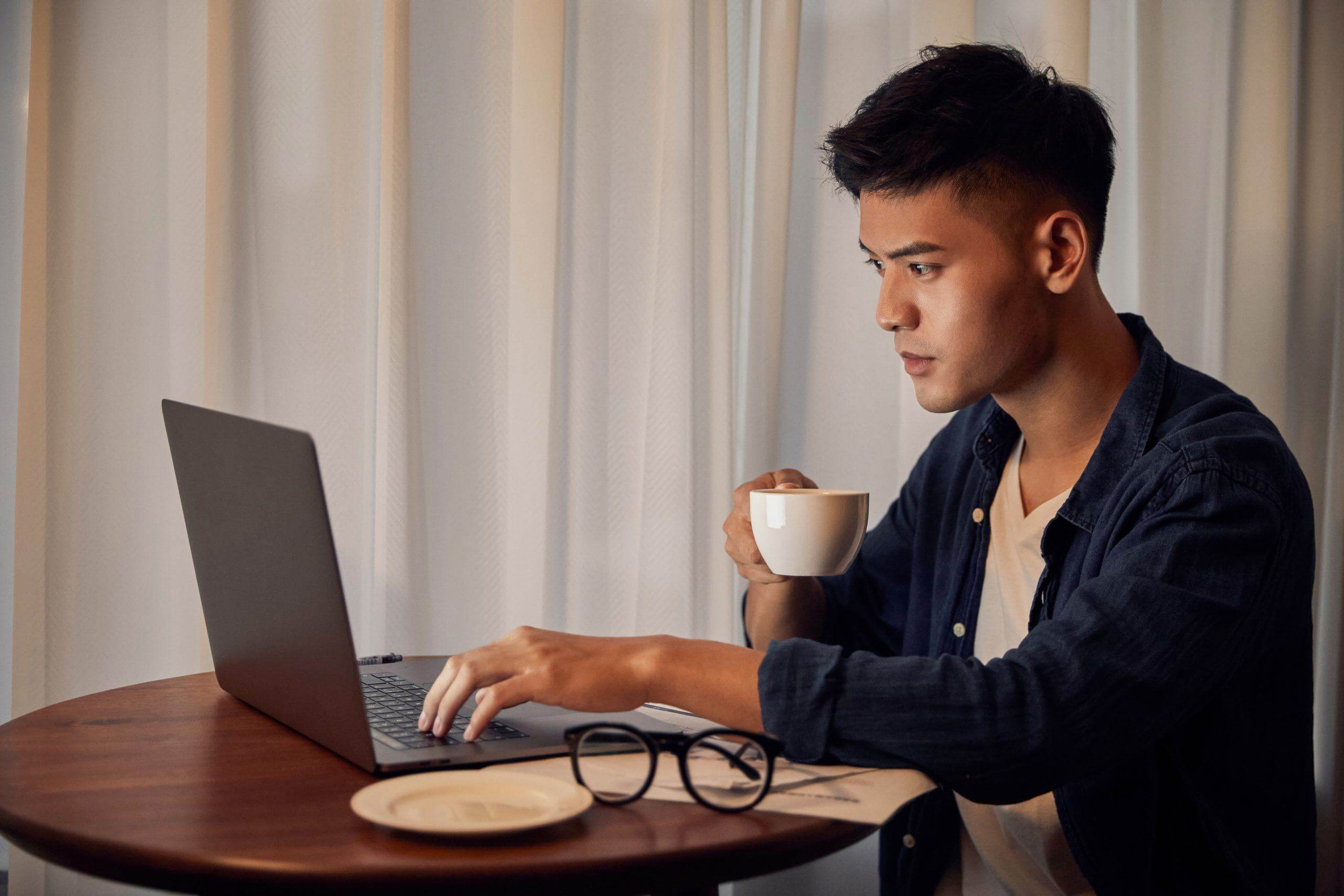 Chồng mải mê làm thêm giờ làm thêm giờ