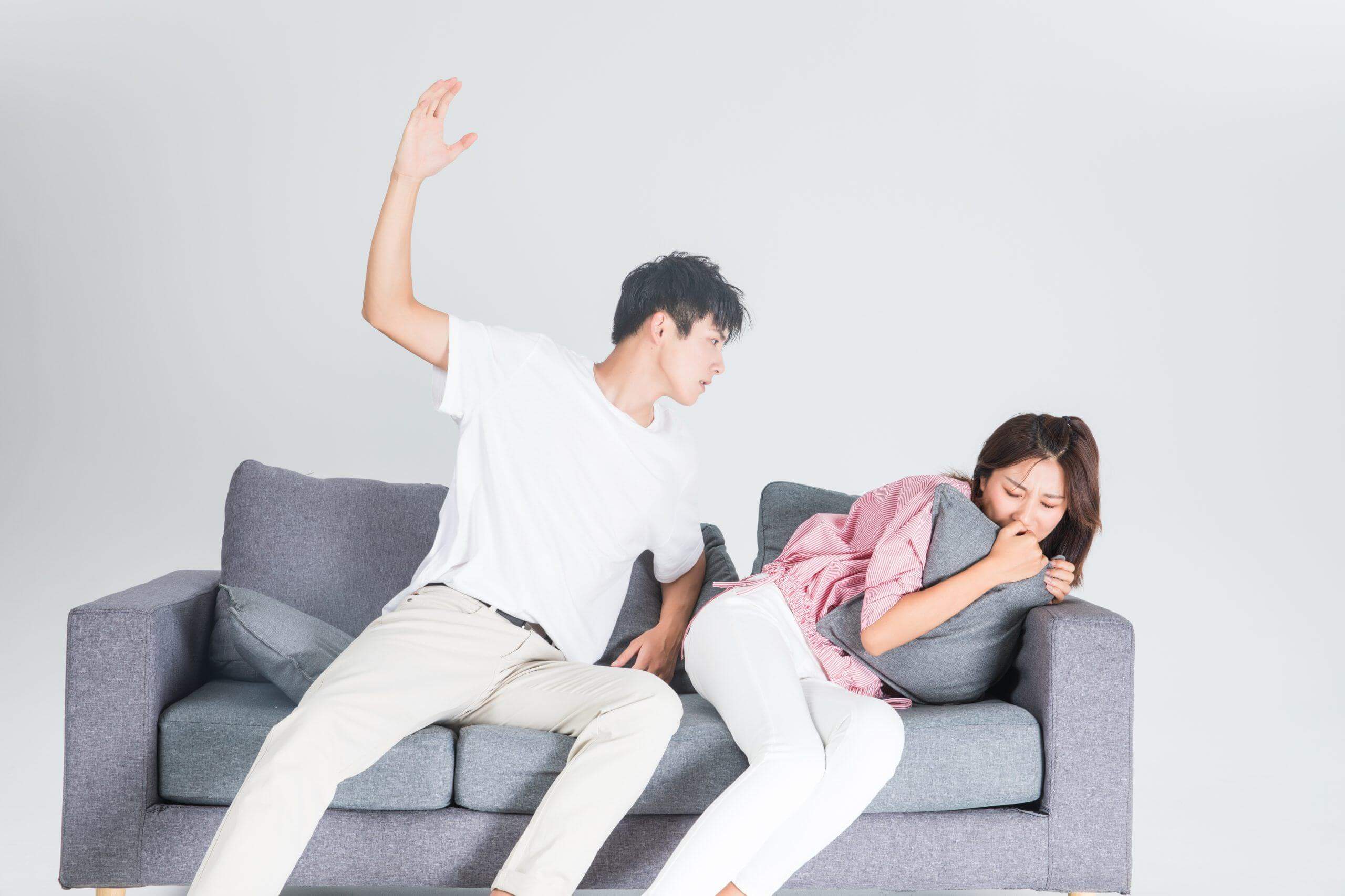 Lấy chồng bằng tuổi - một ván bài hôn nhân đầy may rủi? 40 bạo hành gia đình