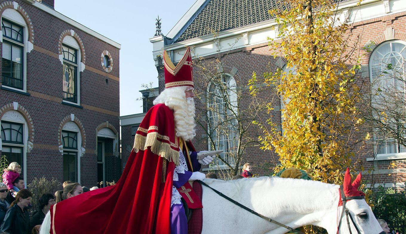 Bật mí đến bạn phong tục đón lễ Giáng Sinh của các quốc gia trên thế giới 53 Sinterklaas