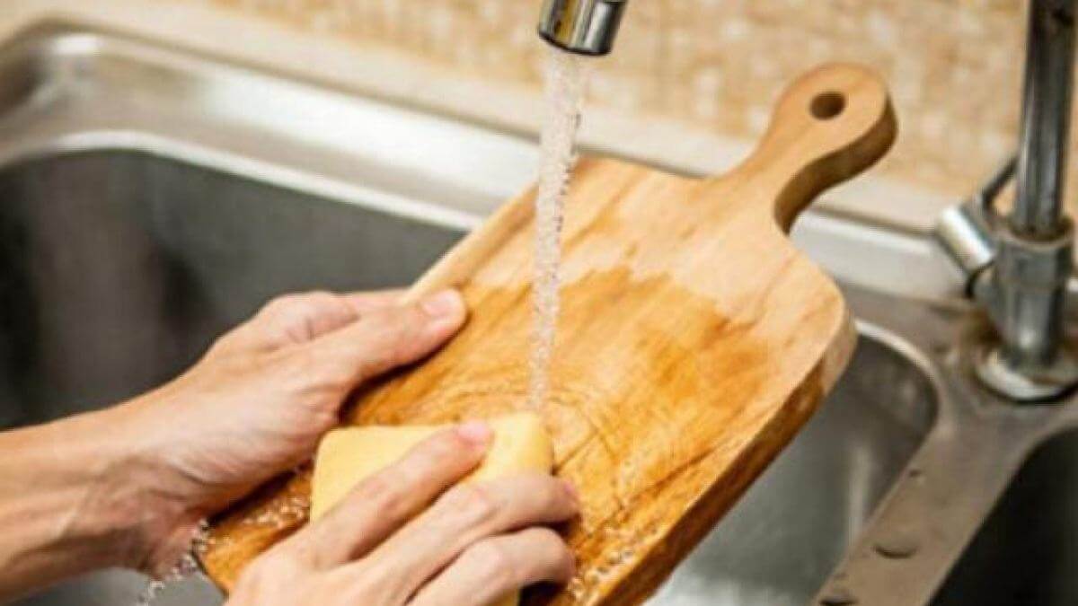 Bỏ túi ngay 8 mẹo vặt nhà bếp để xả stress cuối năm nào, mẹ ơi! 37 vệ sinh thớt