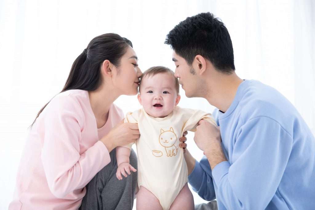 mua quần áo cho trẻ sơ sinh