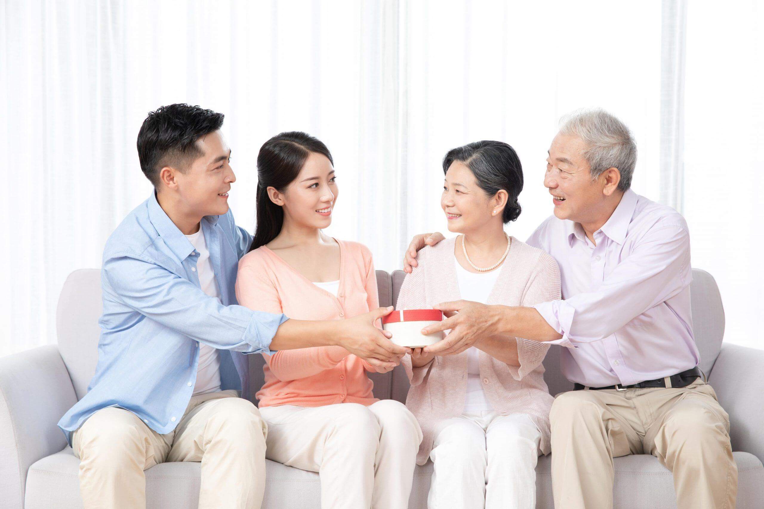 Theo danh sách sắm Tết này, chị em tha hồ thong thả nhé! 35 quà biếu gia đình