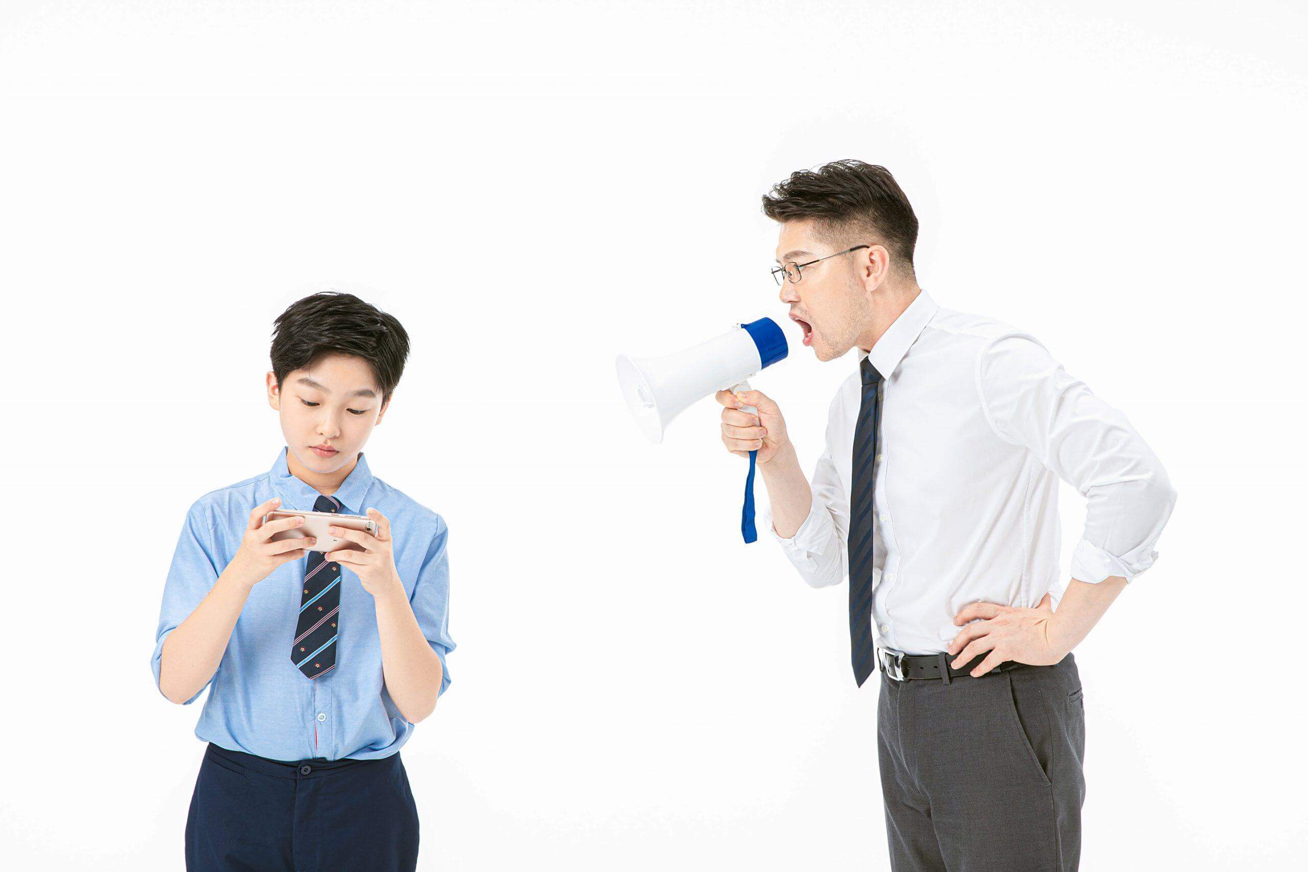 Cho trẻ sử dụng điện thoại quá sớm là tự tay "giết chết" con! 39 trẻ mấy tuổi thì được sử dụng điện thoại?