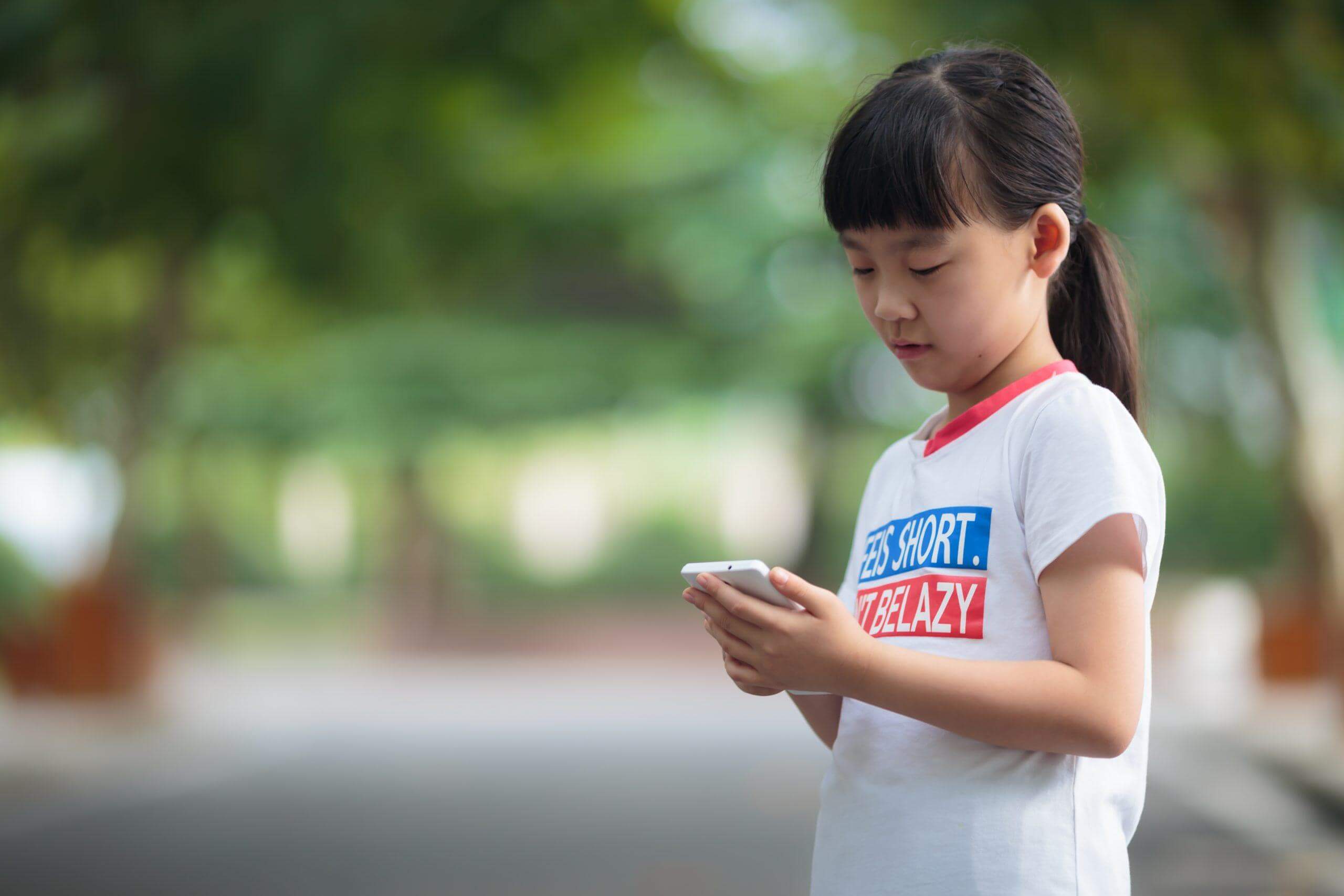 Cho trẻ sử dụng điện thoại quá sớm là tự tay "giết chết" con! 37 điện thoại di động
