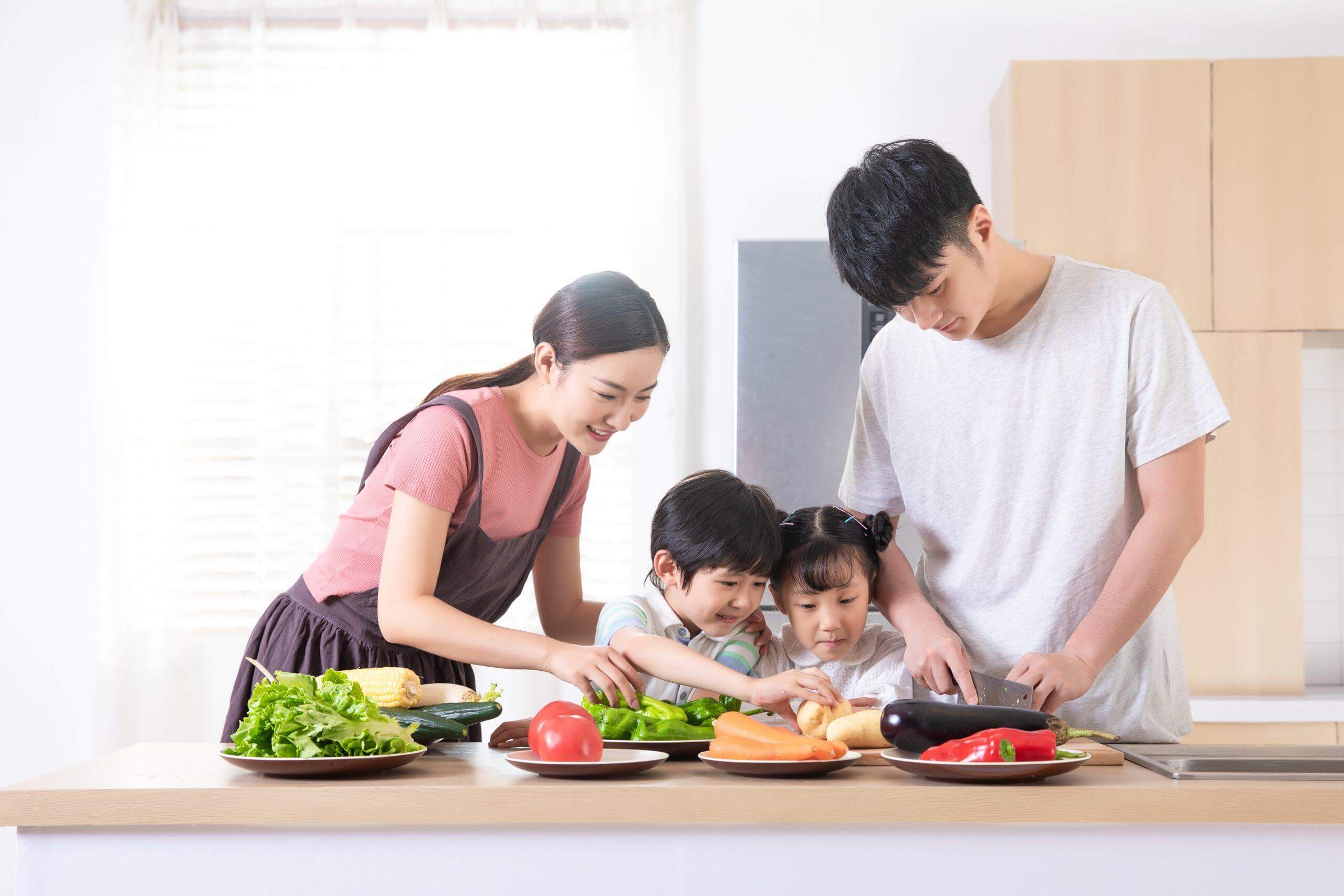 Hàng loạt rắc rối về sức khỏe tinh thần xuất hiện vì Covid-19 47 cả gia đình nấu ăn