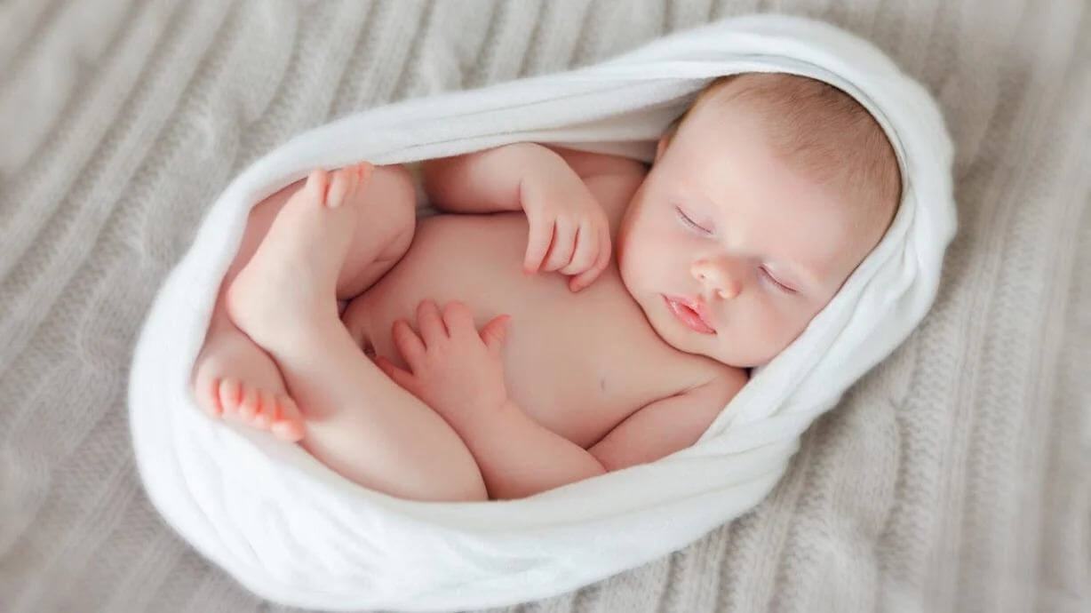 Tắm nắng cho bé sai thời điểm, lợi bất cập hại 37 trẻ sơ sinh tắm nắng