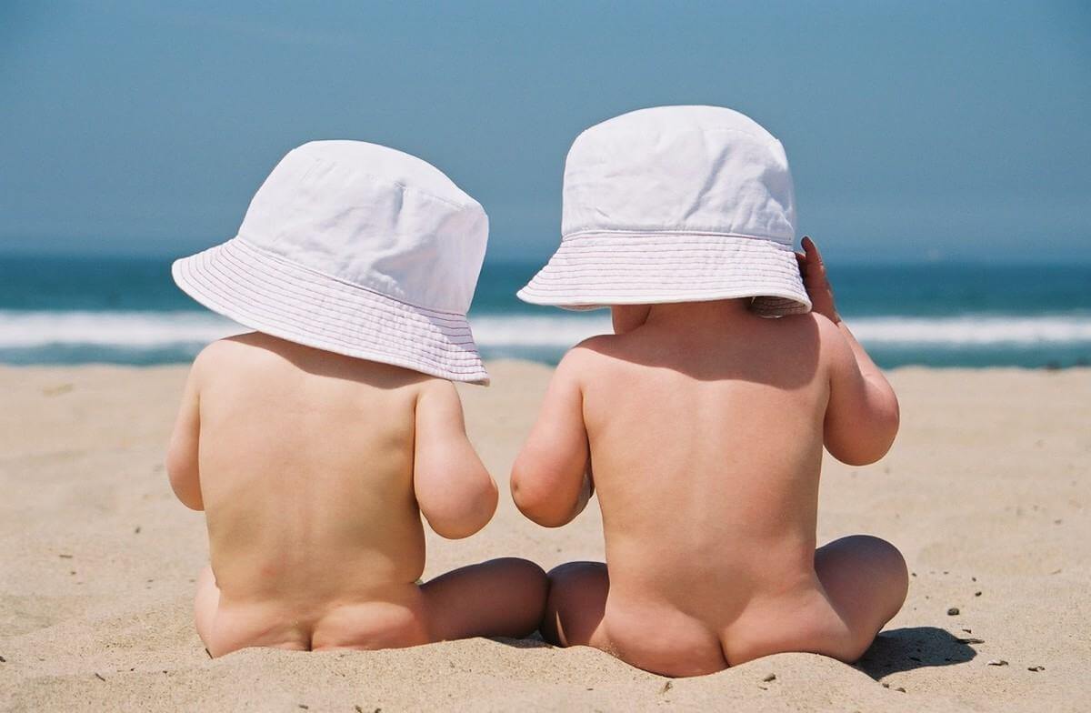 Tắm nắng cho bé sai thời điểm, lợi bất cập hại 36 trẻ sinh đôi